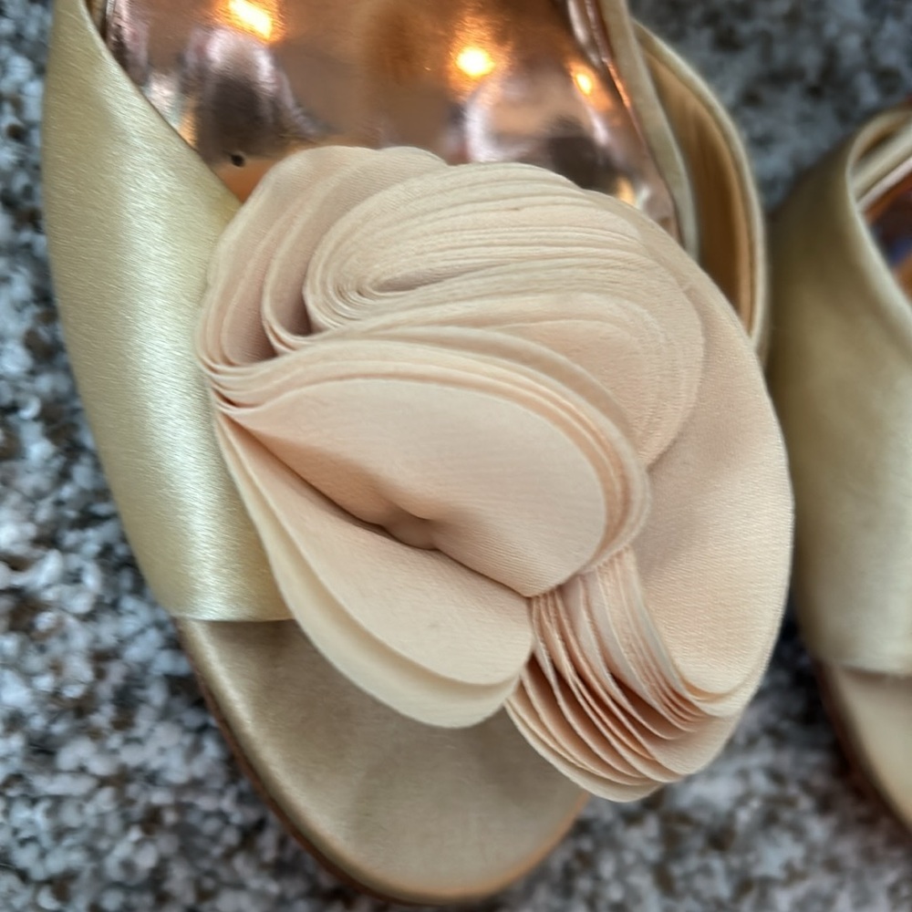 Like New Badgley Mischka Wedding 4” Stiletto - Picture 3 of 6